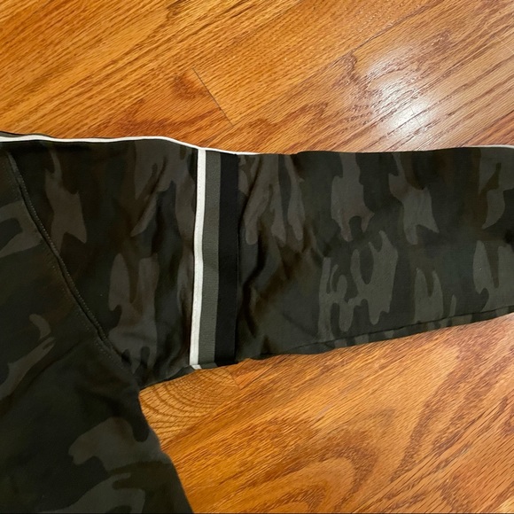Sanctuary x Anthropologie camouflage sweatshirt with stripes down sleeves - Picture 4 of 5